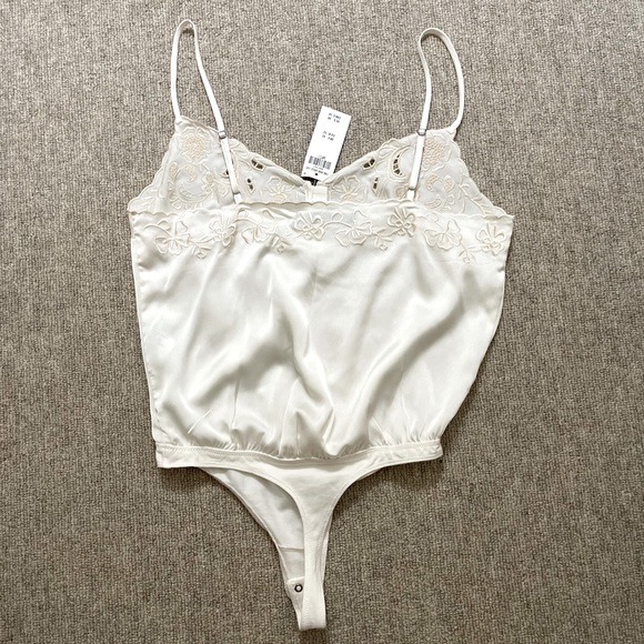 NWT A&F embroidered floral cream thong bodysuit SZ Small feminine & charming 🌼 - Picture 7 of 7